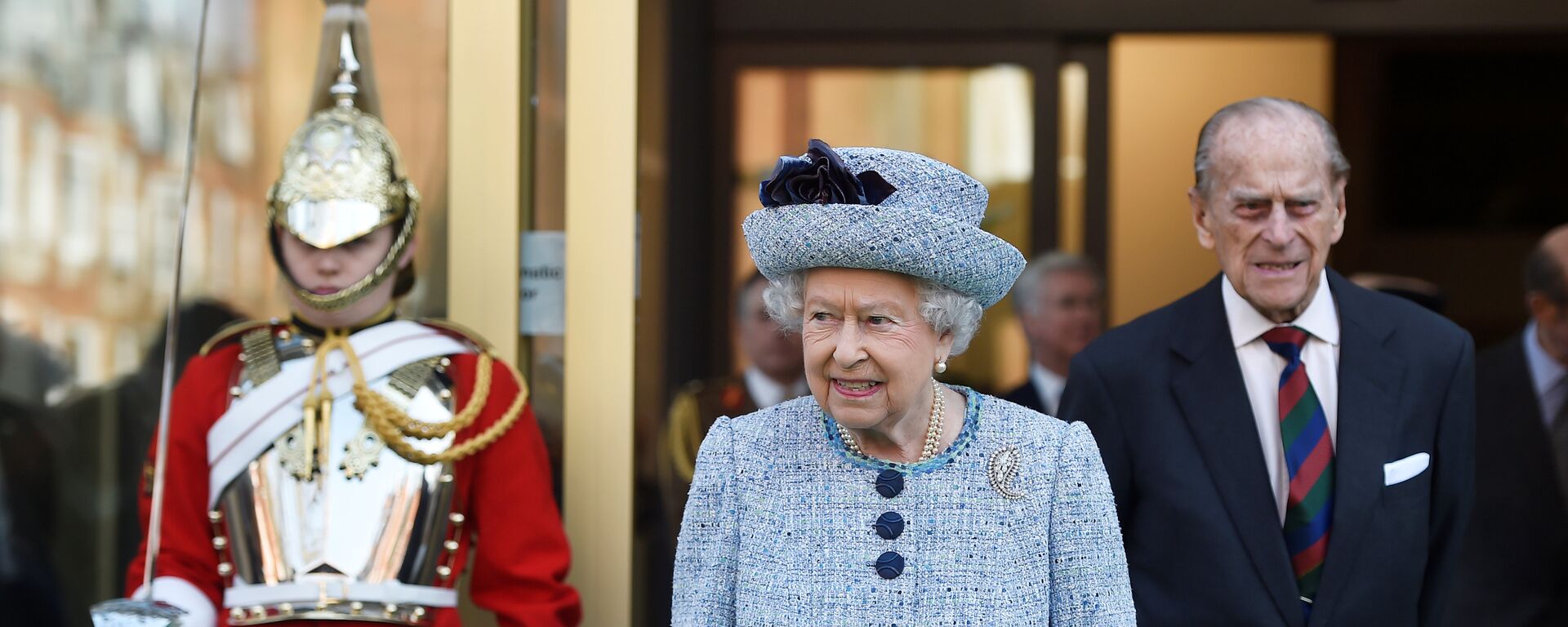 Britain's Queen Elizabeth II and Prince Philip, the Duke of Edinburgh leave the National Army Museum in London, Britain March 16, 2017. REUTERS/Hannah McKay - Sputnik Mundo, 1920, 09.04.2021