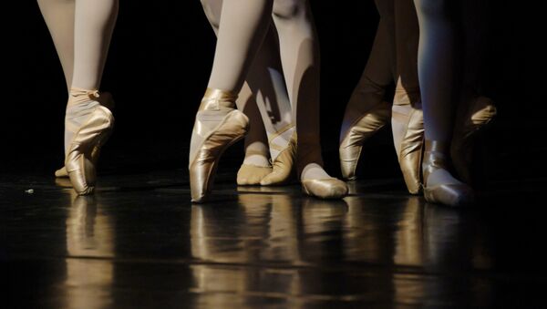 Pies de bailarinas de ballet (imagen referencial) - Sputnik Mundo