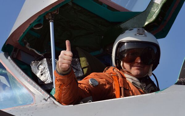 Un piloto en la cabina de un caza interceptor hipersónico MiG-31. - Sputnik Mundo