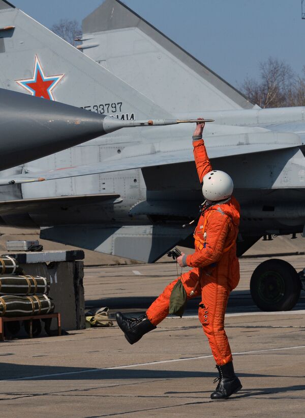 Un MiG-31 se prepara para despegar durante los ejercicios aéreos tácticos conjuntos en la región de Primorie. - Sputnik Mundo