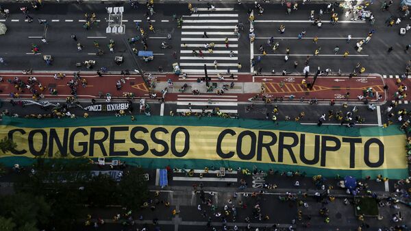Demonstrators protest along Paulista Avenue in Sao Paulo, Brazil - Sputnik Mundo