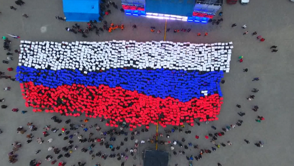Cientos de personas despliegan una bandera rusa 'viva' en Sebastopol - Sputnik Mundo