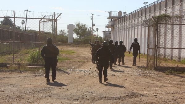 La policía mexicana entra a la prisión de donde se fugaron los jefes del Cartel de Sinaloa - Sputnik Mundo