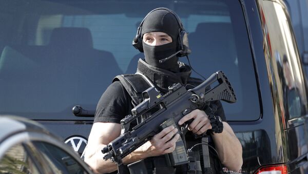 A member of special Police unit RAID outside the Tocqueville high school after a shooting incident injuring at least eight people, in Grasse, southern France, March 16, 2017 - Sputnik Mundo