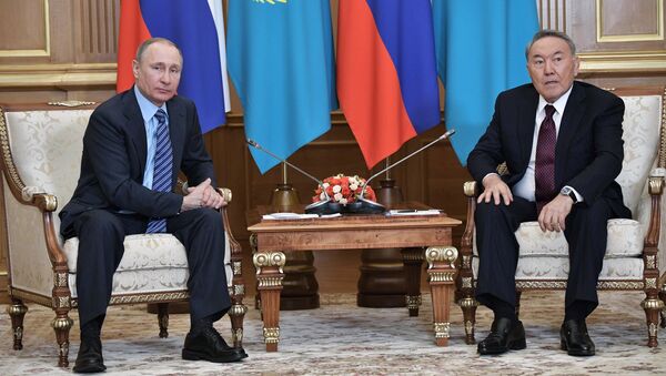 El presidente de Rusia, Vladímir Putin, con su homólogo kazajo, Nursultán Nazarbáev - Sputnik Mundo