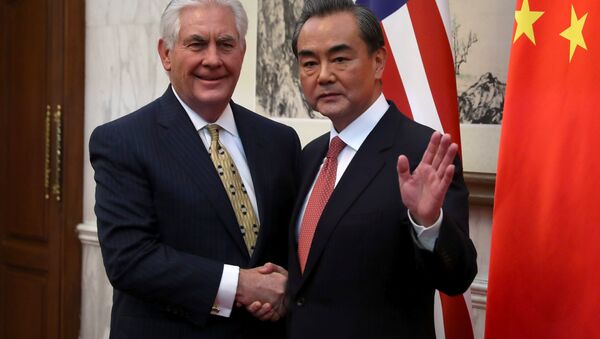 Rex Tillerson, secretario de Estado estadounidense, y Wang Yi, ministro de Exteriores de China - Sputnik Mundo