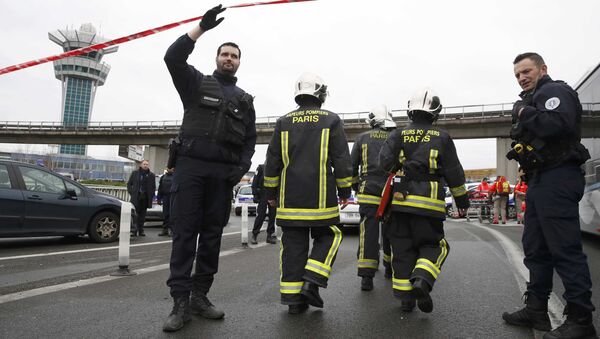 Servicios de emergencia en el aeropuerto Orly, París - Sputnik Mundo