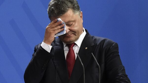 Ukrainian President Petro Poroshenko wipes his brow during a press conference with his German and French counterparts following talks at the chancellery in Berlin on August 24, 2015 - Sputnik Mundo