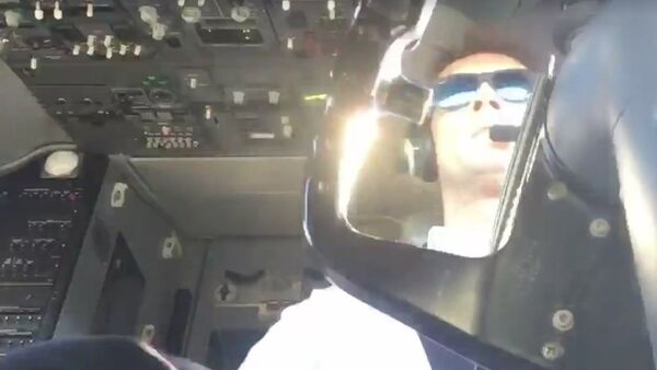 Todo bajo control: un piloto lucha contra el viento para aterrizar su aeronave - Sputnik Mundo