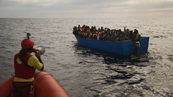 Inmigrantes y refugiados en el Mar Mediterraneo (archivo) - Sputnik Mundo
