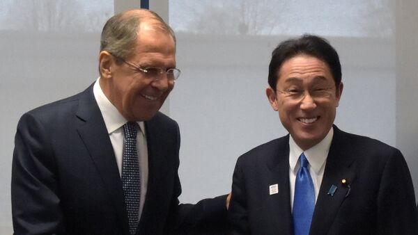 Ministro de Asuntos Exteriores de Rusia, Serguéi Lavrov, y ministro de Exteriores de Japón, Fumio Kishida (archivo) - Sputnik Mundo
