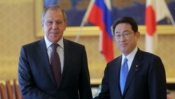 Ministro de Asuntos Exteriores de Rusia, Serguéi Lavrov, y ministro de Exteriores de Japón, Fumio Kishida (archivo) - Sputnik Mundo