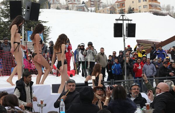 El impresionante desfile de ropa interior en el Líbano durante el 'show' Ski and Fashion 2017 - Sputnik Mundo