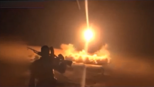 Supuesto lanzamiento por los hutíes del misil balístico Burkan-1 a la base aérea saudí Rey Fahd el 10 de octubre de 2016 - Sputnik Mundo