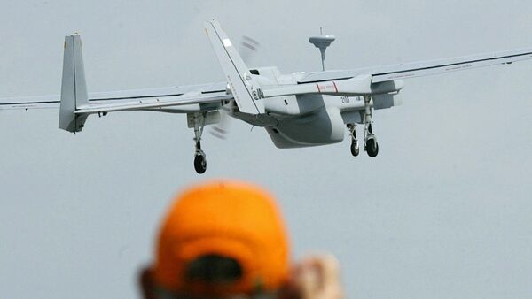 Un hobre tomando foto de un dron - Sputnik Mundo