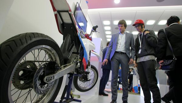 La primera moto eléctrica rusa demonstrada en el foro de exportadores Hecho en Rusia en 2016 - Sputnik Mundo