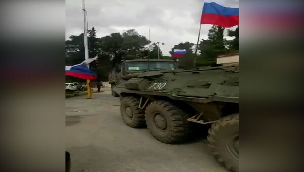Vehículos blindados militares con bandera rusa llegan a Siria - Sputnik Mundo
