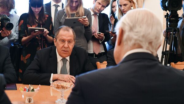 Ministro de Exteriores de Rusia, Serguéi Lavrov, y enviado especial de la ONU para Siria, Staffan de Mistura - Sputnik Mundo