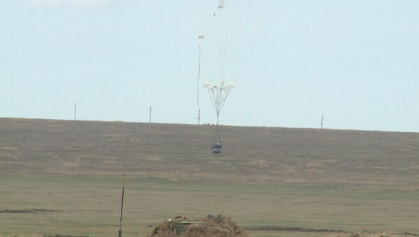 Un equipo militar se lanza en paracaídas: maniobras en Crimea (vídeo) - Sputnik Mundo