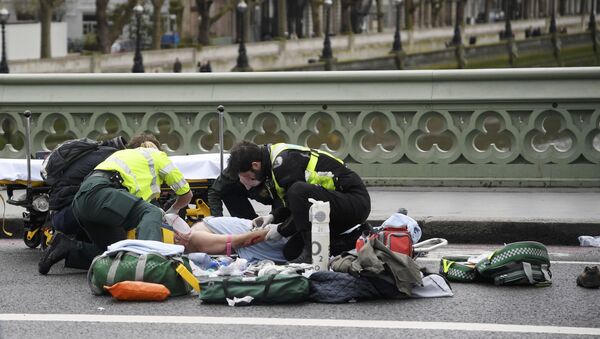 Медики оказывают помощь пострадавшему на Вестминстерском мосту в Лондоне - Sputnik Mundo