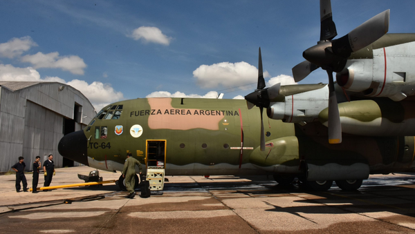 Un avión Hércules C-130 de la Fuerza Aérea Argentina con ayuda humanitaria para Perú - Sputnik Mundo