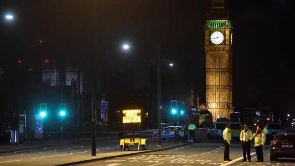 Police officers work at the scene after an attack on Westminster Bridge in London, Britain - Sputnik Mundo
