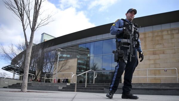 A heavily-armed police officer walks outside the Trenton train station where some of the 1,000 lobbyists, business owners and politicians are boarding a train to Washington, D.C., Thursday, Feb. 16, 2017 in Trenton, N.J. The state Chamber of Commerce's 80th annual trip — nicknamed the Walk to Washington because rail riders generally pace the train's corridors schmoozing and handing out business cards — comes after a national election that hinged in part on repudiating insiders and establishment politics. - Sputnik Mundo
