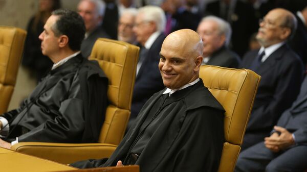 Alexandre de Moraes gestures during his swearing-in ceremony as Supreme Court justice, in Brasilia on March 22, 2017. Moraes replaces Minister Teori Zavascki, who was killed in a plane crash on January  - Sputnik Mundo