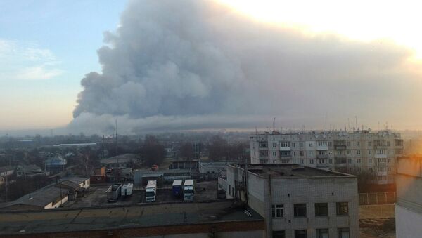 El área del incendio que se desató en un almacén del Ejército ucraniano ubicado en la provincia de Járkov - Sputnik Mundo