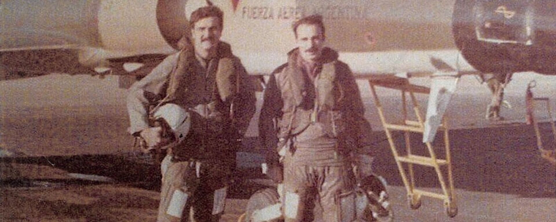 Brigadier Horacio Mir González junto a otro piloto - Sputnik Mundo, 1920, 21.03.2017
