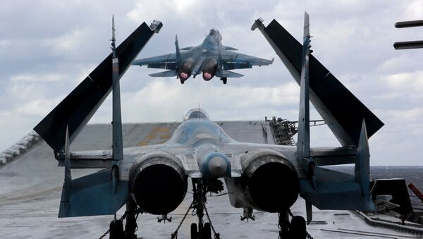 Su-33 y MiG-29K en la cubierta del crucero pesado Almirante Kuznetsov - Sputnik Mundo