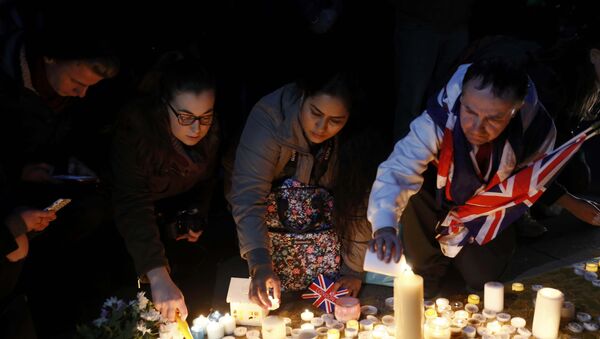 People light candles at a vigil in Trafalgar Square the day after an attack, in London, Britain March 23, 2017 - Sputnik Mundo