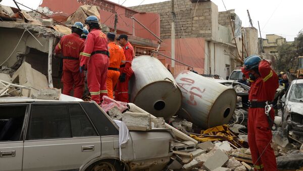 Bomberos iraquíes en los escombros en Mosul - Sputnik Mundo