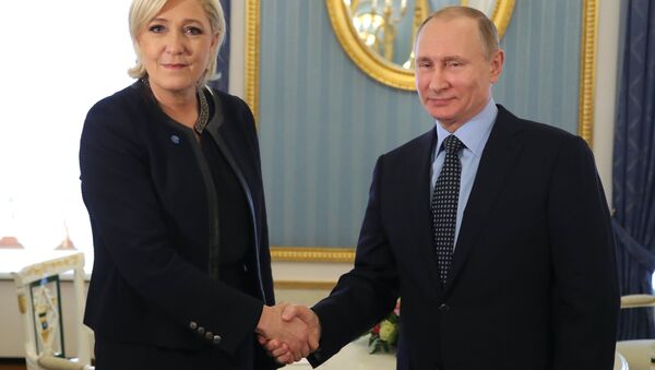 Marine Le Pen, líder del Frente Nacional, y Vladímir Putin, presidente de Rusia - Sputnik Mundo