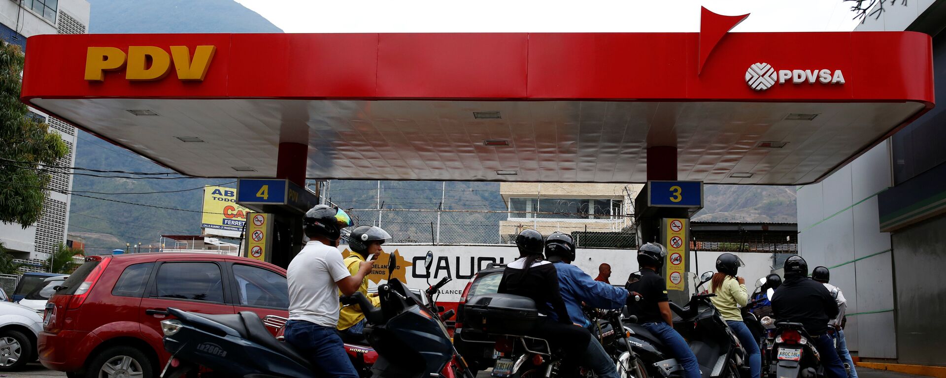 A general view of a gas station of the state oil company PDVSA in Caracas - Sputnik Mundo, 1920, 24.10.2021