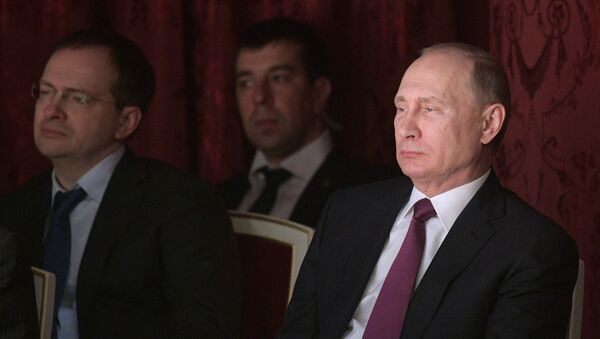 Vladímir Putin, presidente de Rusia, en el Teatro Máliy - Sputnik Mundo