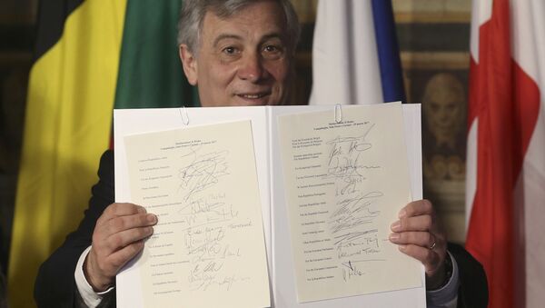 Antonio Tajani, presidente del Parlamento europeo, muestra el documento firmado por los líderes europeos - Sputnik Mundo