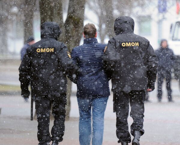 La policía detiene a un protestante en Minsk, el 25 de marzo de 2017 - Sputnik Mundo