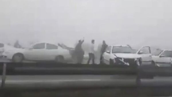 Vídeo: espesa niebla causa accidente con 130 vehículos en Irán - Sputnik Mundo