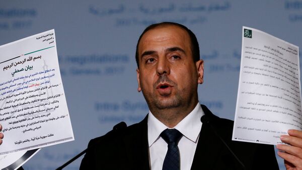 Naser al Hariri, jefe de la delegación del ACN, con los documentos - Sputnik Mundo