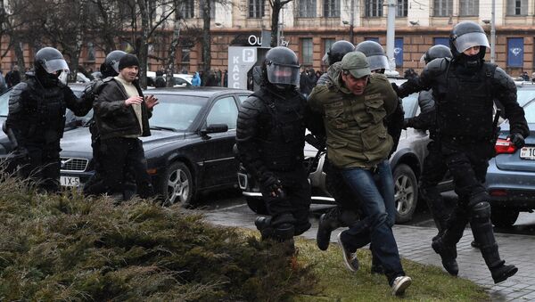 Manifestantes detenidos en Minsk el 25 de marzo de 2017 - Sputnik Mundo