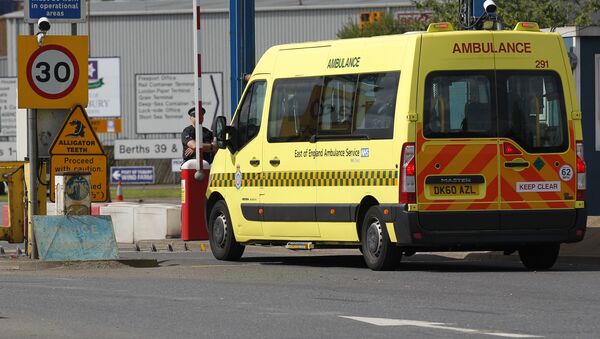 An ambulance arrives at the entrance to Tilbury Docks, east of London - Sputnik Mundo