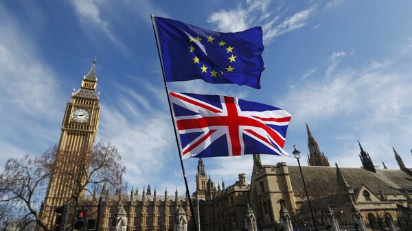 Banderas del Reino Unido y UE - Sputnik Mundo