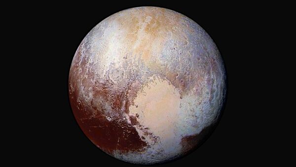 El planeta enano Plutón captado por la expedición New Horizons en julio de 2015 - Sputnik Mundo
