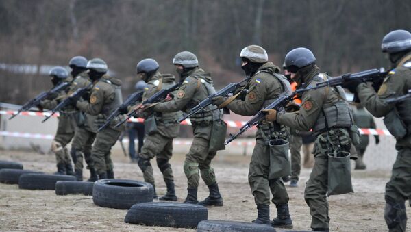 Soldados ucranianos durante maniobras (archivo) - Sputnik Mundo
