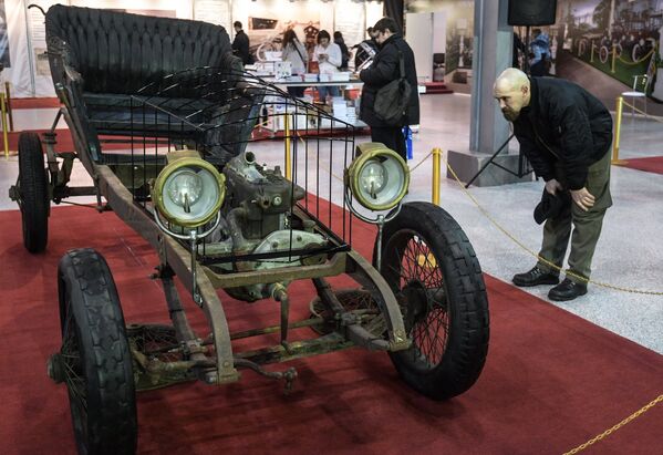 Exponen en Moscú los autos favoritos del último zar de Rusia - Sputnik Mundo