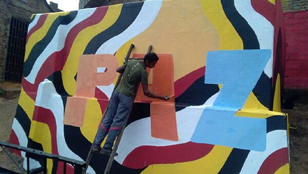 Un hombre pinta la palabra Paz, Colombia - Sputnik Mundo