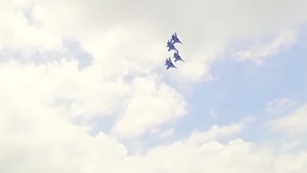 Vídeo: las acrobacias aéreas en los cazas Su-30 que te dejarán sin aliento - Sputnik Mundo