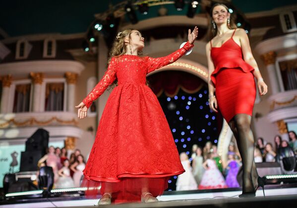 Los mejores momentos del concurso infantil Joven Belleza Rusa 2017 - Sputnik Mundo