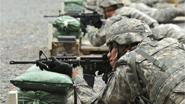 Soldados estadounidenses entrenan con el fusil de asalto M4 (archivo) - Sputnik Mundo